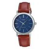 Reloj clásico con esfera azul, correa de cuero marrón y diseño minimalista.