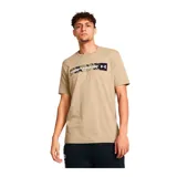 Remera blanca de Under Armour con estampado camuflado en el pecho y logo de la marca en negro.
