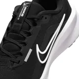 Championes de running Nike Downshifter 13 color beige con logo verde oliva.