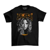 Remera negra de algodón con estampa de Shakira en blanco y negro y letras en color naranja.