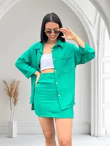 Conjunto de top bandeau y minifalda color negro.