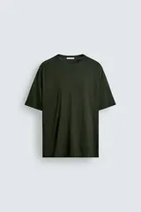 Camiseta verde oscuro de corte regular fit, cuello redondo y manga corta. Confeccionada en tejido de algodón con acabado mercerizado.