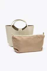 Bolso mini city color marrón con asa de mano y asa bandolera extraíble. Incluye bolsa interior extraíble con cierre mediante cremallera.
