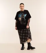 Remera negra de algodón con cuello redondo y mangas cortas. Estampado frontal de un gato negro rodeado de planetas y estrellas.