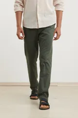 Pantalón de vestir color crudo, de corte recto, confeccionado en lino y algodón.
