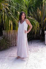 Vestido largo rojo, sin mangas, con escote en V pronunciado y corte amplio.