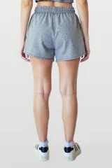 Short color beige con cintura elastizada y cordón ajustable.