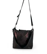 Cartera tipo hobo de cuero color marrón oscuro con acabado metalizado. Tiene correa de hombro corta y correa bandolera larga regulable.