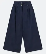 Pantalón pantacourt azul marino de lino y algodón, con cintura alta, pliegues delanteros, bolsillos laterales y cierre frontal con cremallera y botones.