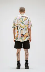 Camisa de manga corta con estampado de hojas en tonos pastel, calce oversize.