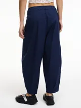 Pantalón negro tipo chino con pinzas delanteras, bolsillos laterales y pretina con elástico.