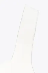 Top blanco de tejido elástico, con escote redondo, tirantes anchos y bajo peplum.