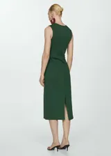 Vestido midi color borgoña, sin mangas y cuello redondo, con detalle de nudo drapeado en la cintura.