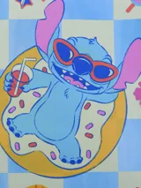Bolsa de compras laminada con diseño estampado de Stitch en la playa, sobre un fondo a cuadros con motivos veraniegos.