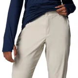Pantalón de senderismo negro, de corte recto, con cintura media, trabillas para cinturón, bolsillos laterales y bolsillo de seguridad con cierre. Confeccionado con tejido Omni-Shield™ que repele la humedad y Omni-Shade™ Broad Spectrum UPF 50 que protege del sol.