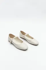 Balerinas color borgoña de cuero sintético texturizado, con tira sobre el empeine y hebilla metálica ajustable.