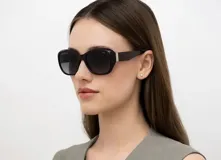 Lentes de sol INVU modelo IB22446C, con montura de acetato color violeta y lentes polarizadas.