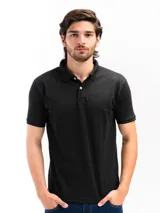 Remera polo verde militar de manga corta, con cuello clásico y tapeta de dos botones.