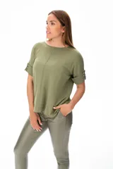 Remera verde oliva de viscosa con mangas cortas y terminaciones suaves.