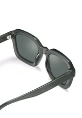 Lentes de sol Eco Shades modelo Romano con montura cuadrada azul traslúcido y lentes grises. Fabricados con acetato biodegradable y lentes de PMMA reciclado.