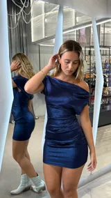Minivestido azul marino con lurex, escote asimétrico y manga corta.