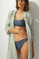 Vestido corto color negro, de corte recto y breteles finos.