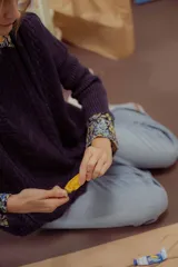 Buzo tejido en hilo de algodón color azul marino, de corte holgado, con hombros caídos y diseño de ochos en la parte delantera.