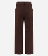 Pantalón de vestir marrón de corte recto, cintura alta, con bolsillos laterales y traseros.