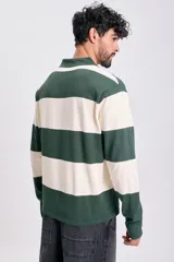 Buzo de tejido de punto con cuello polo y cierre parcial de botones. Presenta un diseño de rayas horizontales anchas en color verde oscuro y blanco crema.