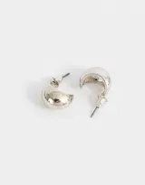 Aros argolla de metal dorado con forma de gota.