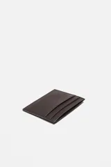 Tarjetero liso de cuero color marrón oscuro con cinco ranuras para tarjetas.