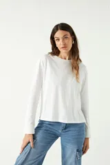 Remera blanca de manga larga con cuello bote.