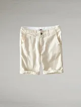 Bermuda de lino color beige, con corte cómodo y diseño clásico.