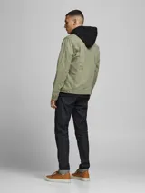 Chaqueta de denim color verde oliva, marca Jack & Jones, con cuello clásico, cierre frontal abotonado, bolsillos en el pecho con solapa y puños abotonados.