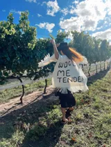 Ruana color crudo tejida en telar manual con lana Merino virgen sin teñir y bordada a mano.