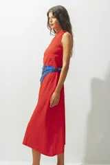 Vestido maxi de algodón liviano en color rojo, con silueta relajada, cuello redondo y diseño sin mangas.