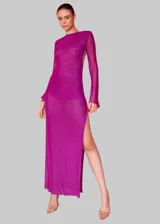 Vestido largo magenta de tela traslúcida, con espalda descubierta y tajo alto en la pierna.