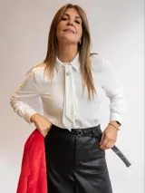 Camisa cruda con collar y botones frontales, de manga larga y tejido ligero.