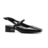 Zapato de vestir de cuero negro, con punta fina, tira sobre el empeine y taco cuadrado bajo.