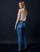 Jean elastizado de tiro medio, marca Royalty, color celeste. Modelo straight con pretina con pasadores, botón y cierre. Delantera y trasera con bolsillos.