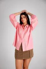 Camisa color verde oliva con detalles de encaje en el frente y en las mangas largas abullonadas.