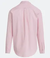 Camisa celeste de lino con cuello camisero, abotonadura frontal y mangas largas.