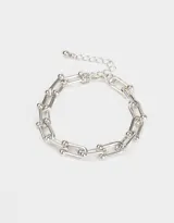 Pulsera plateada con eslabones tipo clip y esferas.