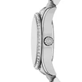 Reloj Michael Kors modelo Lexington con caja y pulsera de acero inoxidable plateado. Bisel adornado con cristales. Esfera plateada con tres subesferas multifunción y números romanos.