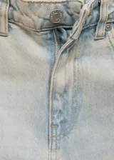 Pantalón de jean celeste de corte recto, tiro medio y largo cropped con terminación desflecada.