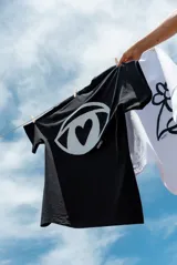 Remerón negro de corte holgado con estampa frontal con la frase "Tu intuición siempre sabe".