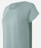 Remera lila de microfibra con escote redondo y mangas cortas.