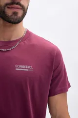 Remera de manga corta color bordó, con cuello redondo y un pequeño estampado minimalista en el pecho que dice "SCANNING...".