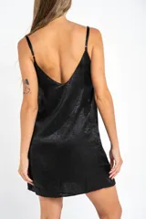 Vestido corto negro con breteles finos y escote en V.