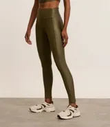 Pantalón legging deportivo color verde oliva, de microfibra con textura acanalada y cintura alta.